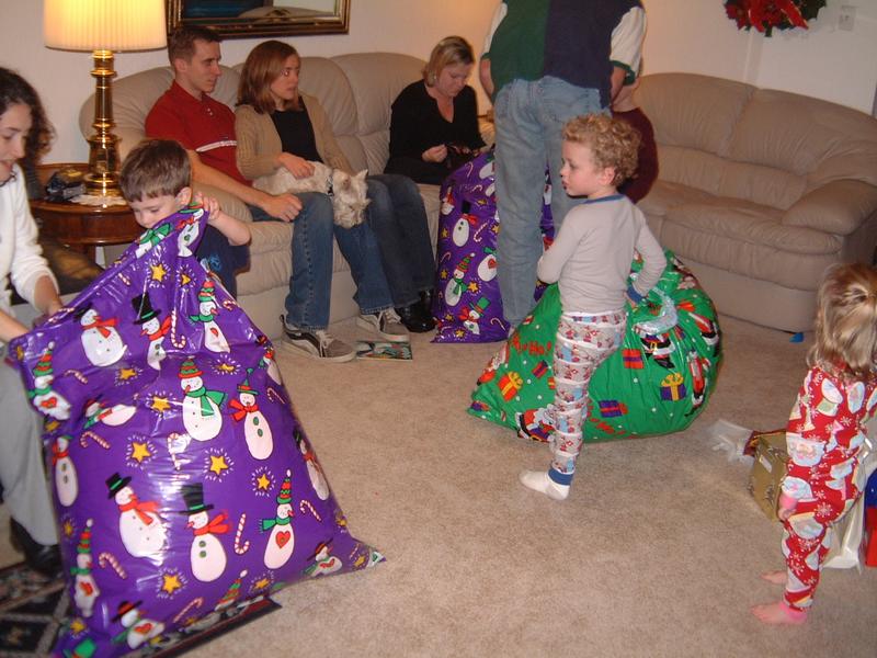 2003/12(Dec)/02-Christmas Eve/800x600_2003-12-24-29-Gifts.JPG